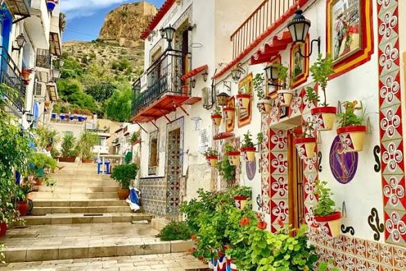 Tiled house fronts in the Barrio de Santa Cruz